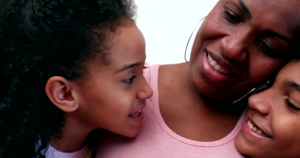 Африканская Мать Обнимает Сына Дочь Мать Смешанной Расы Обнимает Детей — стоковое видео