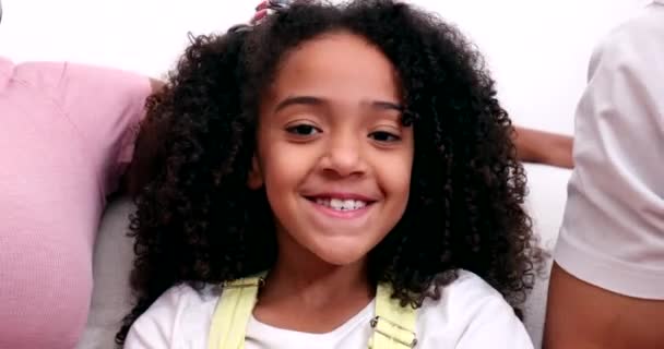 Милая Смешанная Раса Маленькая Девочка Улыбается Камеру Этнически Разнородное Дитя — стоковое видео