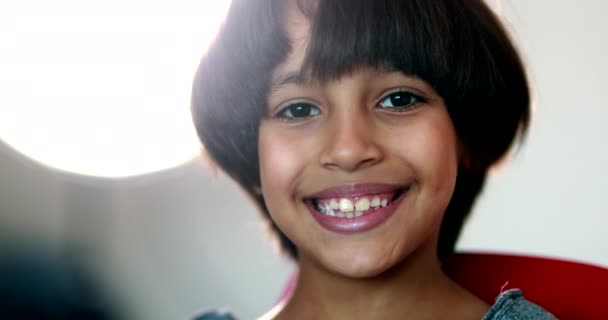 Beau Portrait Enfant Métissé Souriant Caméra Sourire Gamin Ethniquement Diversifié — Video