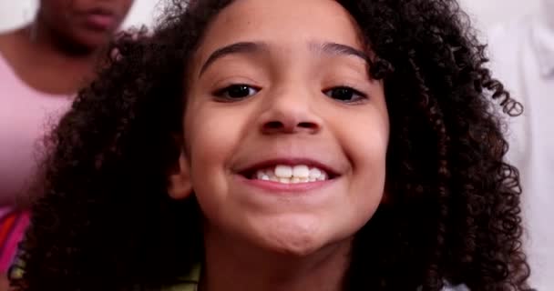 Этнически Разнообразная Маленькая Девочка Высовывает Язык — стоковое видео