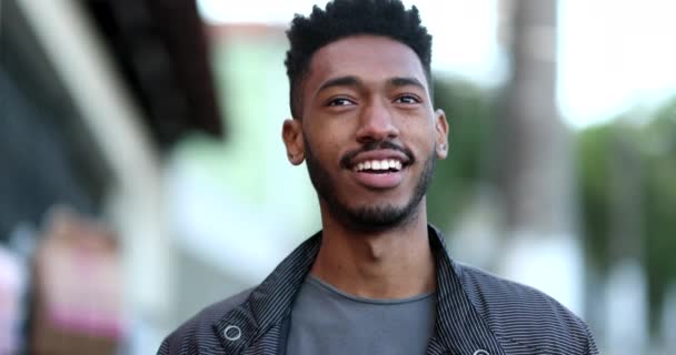 Glücklich Nachdenklicher Afrikanischer Mann Beim Gehen Pensive Schwarz Kerl Gefühl — Stockvideo