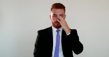 Gözü elle ovalayan adam.