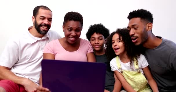 Африканська Сім Розмовляє Родичами Веб Камеру Ноутбука Вдома Дивані — стокове відео
