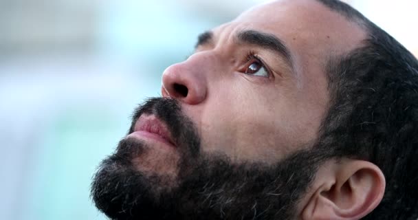 Hispanik Adam Meditasyonda Gözlerini Kapatıyor Yaşındakilerin Gözleri Kapalı Dikkatli — Stok video