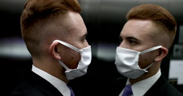 Geschäftsmann Pendelt Mit Covid Maske Fahrstuhl Person Mit Pandemie Maske — Stockvideo
