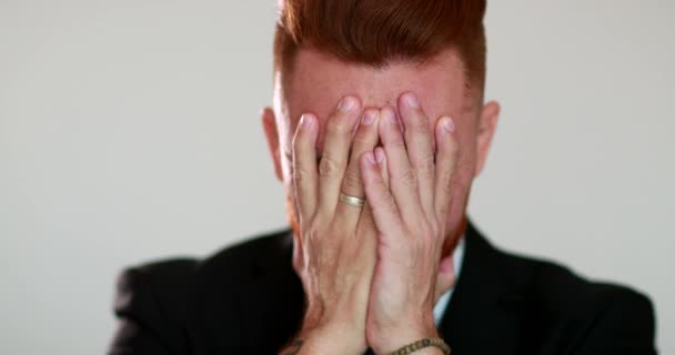 Emoção Perturbadora Homem Negócios Pessoa Ruiva Reação Raiva Sentimento Arrependimento — Vídeo de Stock