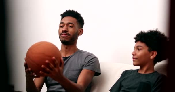 Älterer Bruder Bringt Jüngeren Geschwistern Bei Basketball Mit Dem Finger — Stockvideo