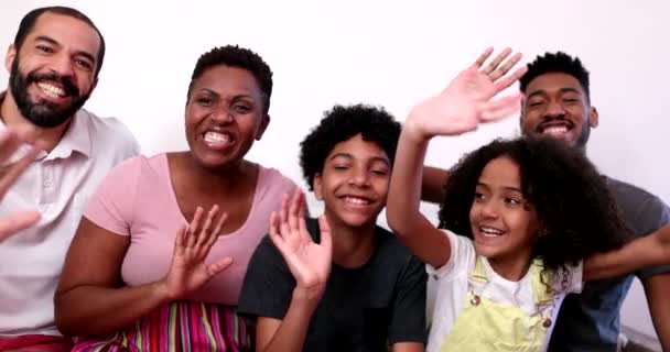 Черная Африканская Семья Ожидании Камеры Родители Дети Разговаривают Камеру — стоковое видео