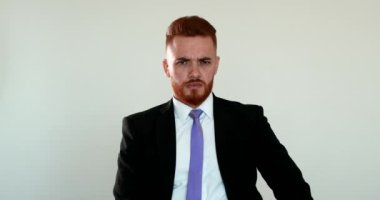 Adamın midesi bulanıyor, iş adamı elini ağzına sokuyor kusmaktan kaçınmak istiyor.