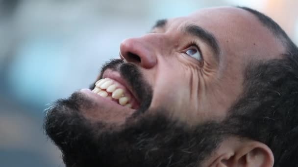Крупним Планом Людина Обличчям Посміхається Дивиться Небо — стокове відео
