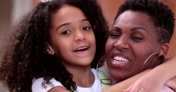 African Mother Cheek Cheek Daughter Smiling — Vídeo de Stock