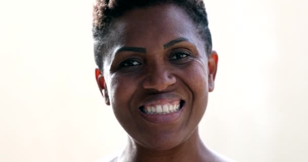 Portrait African American Woman Smiling Camera — Vídeo de Stock