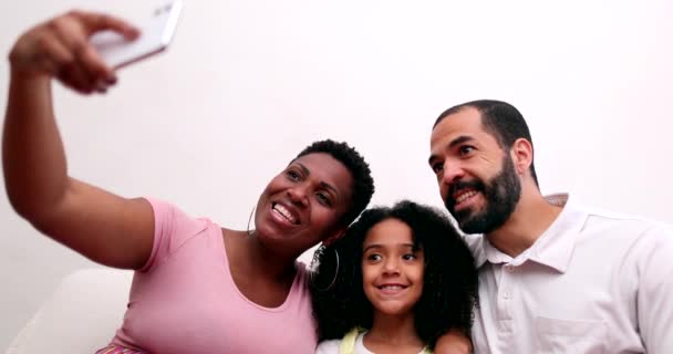 Щаслива Багаторасова Сім Бере Селфі Пристроєм Смартфона Міжрасові Батьки Фотографують — стокове відео