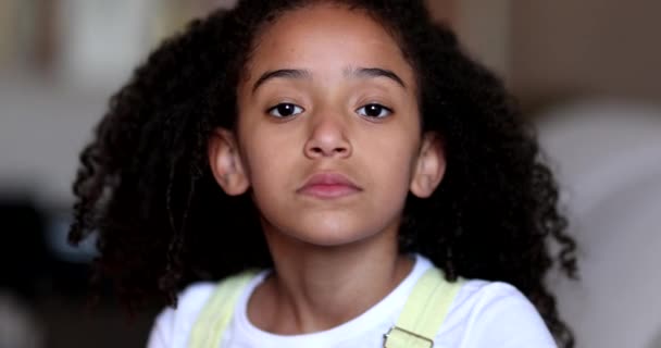Dziewczyna Rasy Mieszanej Dziewczyna Patrzy Przed Kamerą Poważny Dzieciak — Wideo stockowe