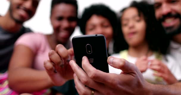 Щаслива Сім Змішаної Раси Дивиться Телефонний Пристрій Сміється Посміхається — стокове відео