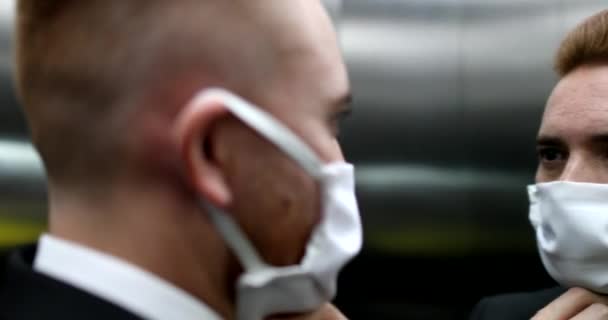 エレベーターミラーの中のフェイスマスクを身に着けている男 外に出るためにCovid 19外科マスクを身に着けている人 — ストック動画