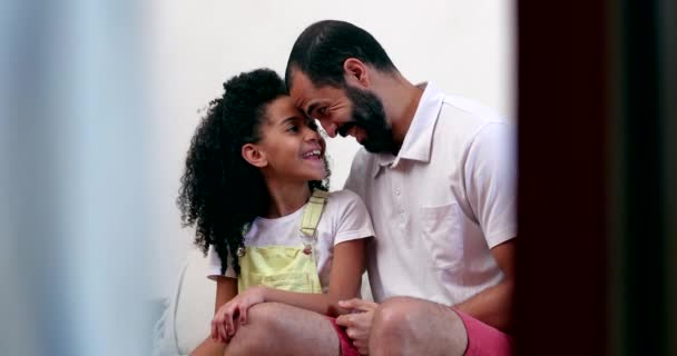 Отец Обнимает Дочь Межрасовые Родительские Детские Отношения — стоковое видео