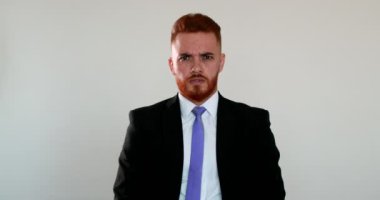 Sinirli bir iş adamı, eli titreyerek hayal kırıklığına uğruyor, kızıl saçlı, sinirli bir adam.