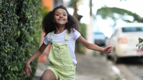 Счастливая Маленькая Девочка Бежит Тротуару Смешанная Раса Черный Ребенок Чувство — стоковое видео