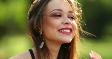 Kadın doğal bir gülümseme ve açık havada kahkaha. Otantik gerçek hayat kızı gülümsüyor ve gülüyor