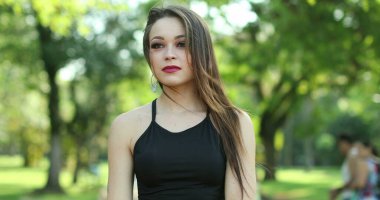 Genç kadın duygusal şok reaksiyonu, el ve ağızda. Güzel kız şaşırır ve haberlere şaşırır.