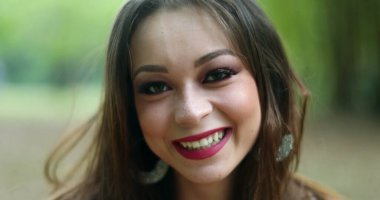 Genç bayan otantik gülümseme ve kameraya bakarak gülme. Gerçek hayatta 20 'li yaşlardaki güzel bir kızın doğal mutlu duyguları.