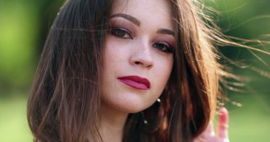 20 'li yaşlarda genç bir kadın portre pozu veriyor. Güzel kız yüzü