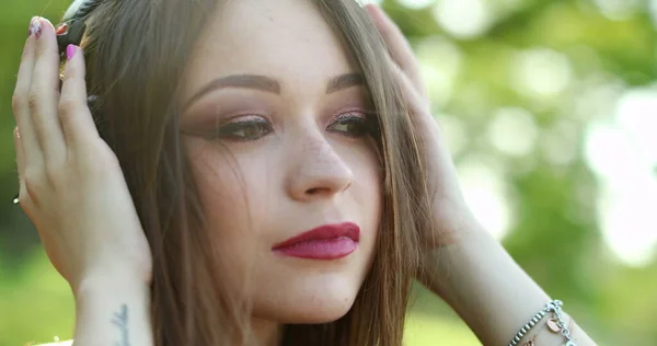 Mujer Con Auriculares Escuchando Hijo Parque Aire Libre — Foto de Stock