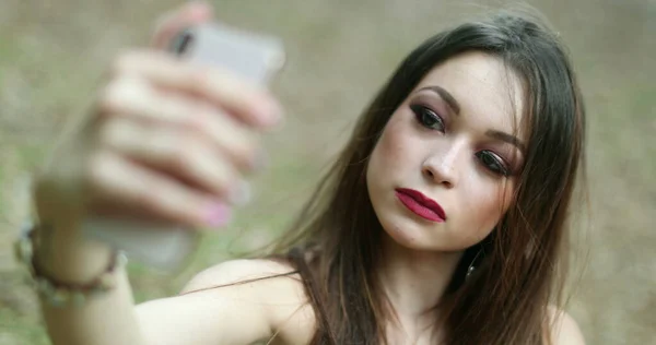 Mulher Tomando Selfie Com Seu Dispositivo Celular — Fotografia de Stock