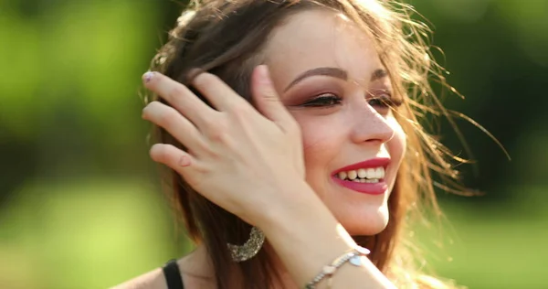 Mujer Sonrisa Espontánea Reír Aire Libre Auténtica Chica Vida Real — Foto de Stock