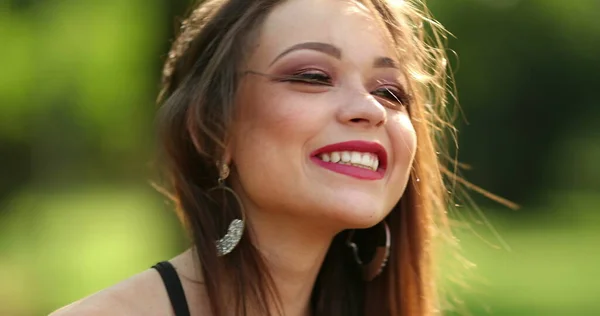 Mujer Sonrisa Espontánea Reír Aire Libre Auténtica Chica Vida Real —  Fotos de Stock