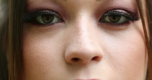 Mujer Joven Primer Plano Ojos Cara Abrir Cerrar Los Ojos —  Fotos de Stock