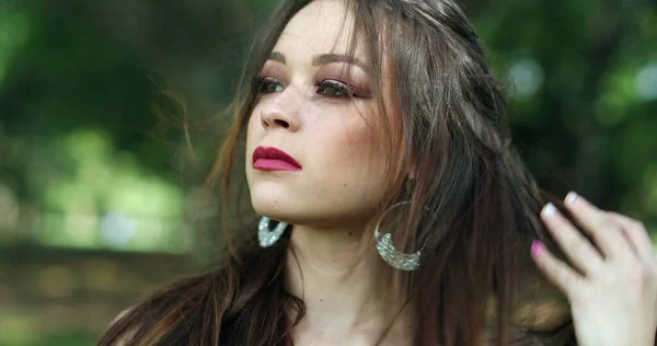 Mujer Joven Segura Parque Aire Libre Posando Naturaleza —  Fotos de Stock