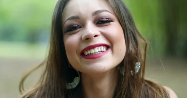 Mujer Joven Auténtica Sonrisa Risa Mirando Cámara Vida Real Emoción —  Fotos de Stock
