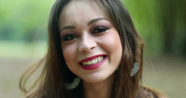 Mujer Joven Auténtica Sonrisa Risa Mirando Cámara Vida Real Emoción —  Fotos de Stock