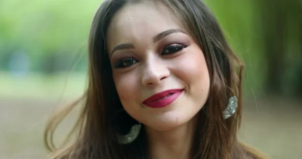 Mujer Joven Auténtica Sonrisa Risa Mirando Cámara Vida Real Emoción —  Fotos de Stock