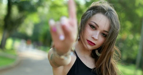 Młoda Atrakcyjna Kobieta Blokująca Dłonią Ładna Dziewczyna Sygnalizuje Symbol Stop — Zdjęcie stockowe