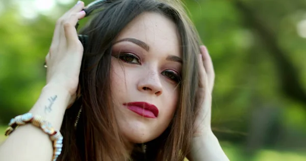 Mujer Con Auriculares Escuchando Hijo Parque Aire Libre — Foto de Stock