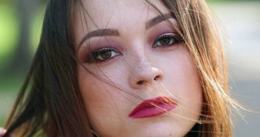 Genç bir kadın, açık havada yakın çekim portresiyle karşı karşıya. 20. yüzyıldaki güzel bir kızın portresi.