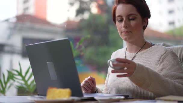 Person Having Idea Front Laptop Young Woman Typing Computer Keyboard — Vídeo de Stock