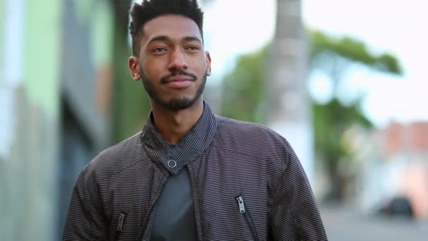 Позитивний Молодий Чорний Чоловік Виходить Вулицю Міському Тротуарі — стокове відео