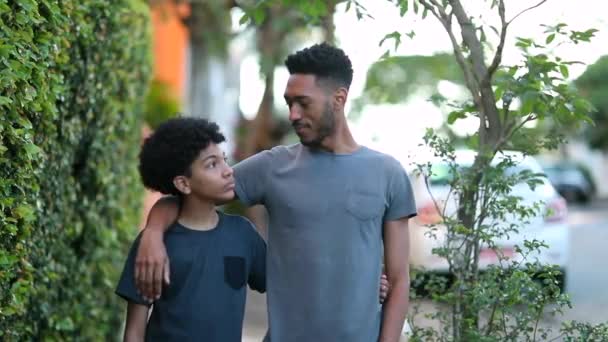 Odler Brother Talking Younger Sibling Man Encouraging Kid — Stockvideo