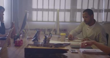 Geceleri ofis içi çağrı merkezinde çalışan bir grup çalışan. Genç bir İspanyol bayan personel kulaklıkla müşteriyle konuşuyor. İş yerindeki başarılı iş adamları iş yerlerinde iletişim kuruyor.