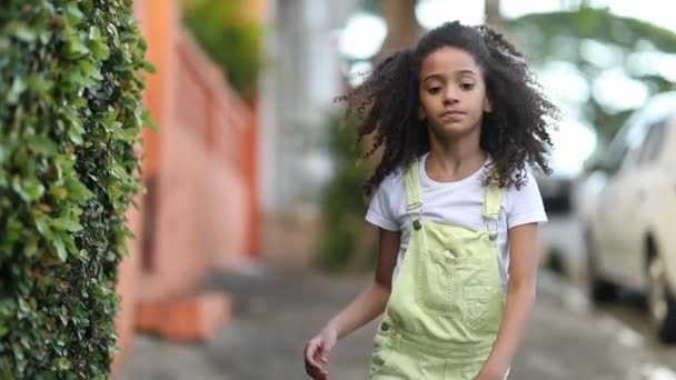 Little Girl Walking City Sidewalk Cute Mixed Race Child Outdoors — ストック動画