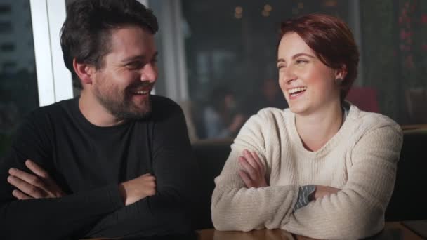 Pareja Feliz Sonriendo Riendo Sentada Cafetería Interacción Entre Hombre Mujer — Vídeos de Stock