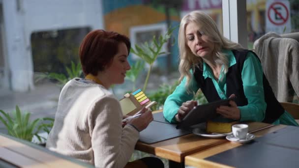 Senior Female Executive Showing Tablet Young Employee Sitting Coffee Shop — Stockvideo