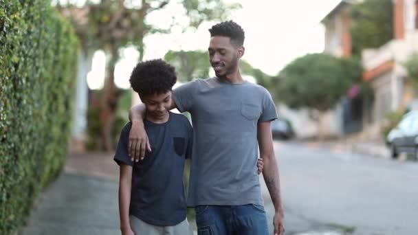 Two Brothers Walking Together City Sidewalk Older Younger Brothers Hanging — Video Stock