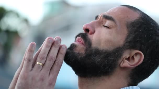 Людина Молиться Бога Духовна Особа Просить Божої Допомоги Відчуваючи Вдячність — стокове відео