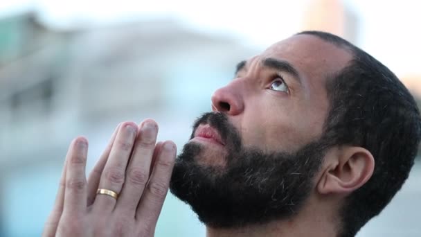 Man Opening Eyes Sky Smiling Religious Spiritual Person Praying Feeling — Stockvideo