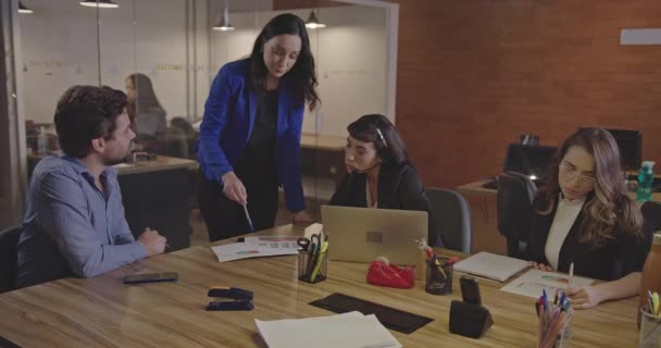 Unternehmerin Gespräch Mit Teamkolleginnen Führende Weibliche Führungskraft Kommuniziert Nachts Mit — Stockvideo